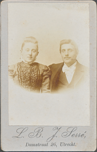 711434 Carte-de visitefoto van een onbekend echtpaar, gemaakt door L.B.J. Serré, [Photographe], Damstraat 26 te ...